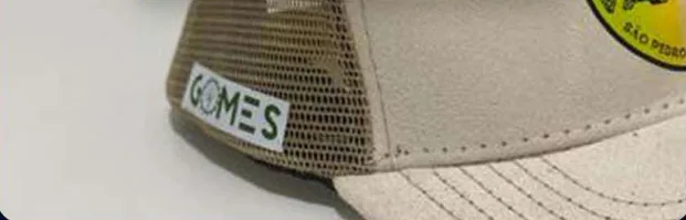 Exemplo de personalização na lateral do boné