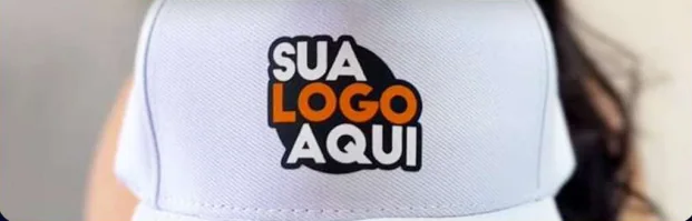 Exemplo de logomarca em termofusão na frente de um boné